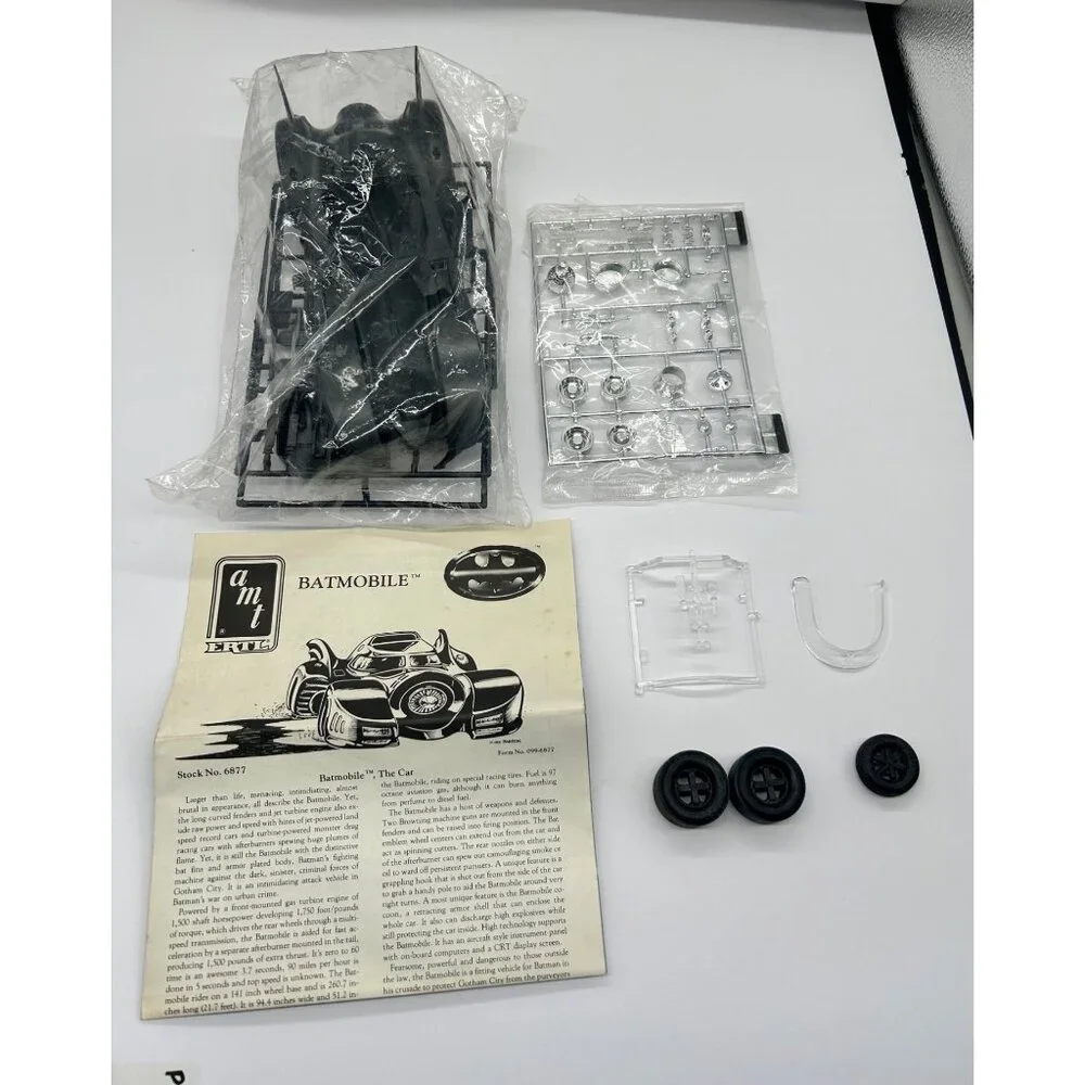 AMT Ertl 1989 Batman Batmobile 1/25 Model Kit 6877 Open Box - Picture 1 of 7